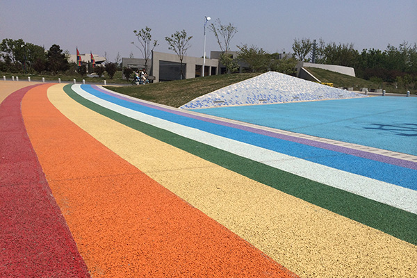 鲁工砾石聚合物产品优势及艺术地面施工步骤详解